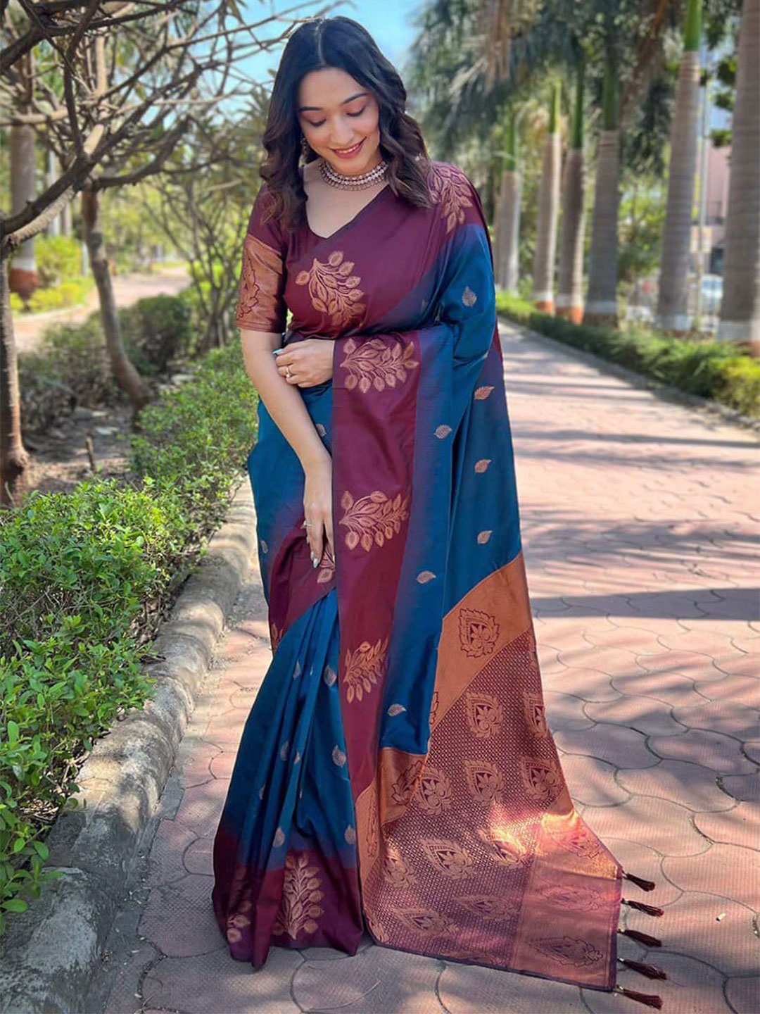 

Sanwariya Silk Woven Design Zari Silk Blend Kanjeevaram Saree, Navy blue