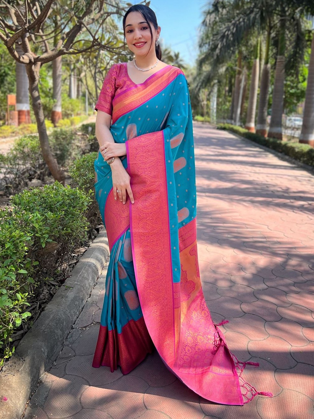 

Suha Woven Design Zari Art Silk Kanjeevaram Saree, Green