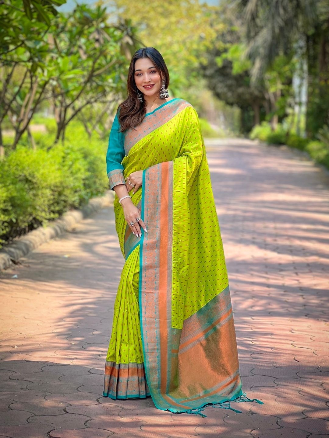 

Suha Woven Design Zari Art Silk Kanjeevaram Saree, Green