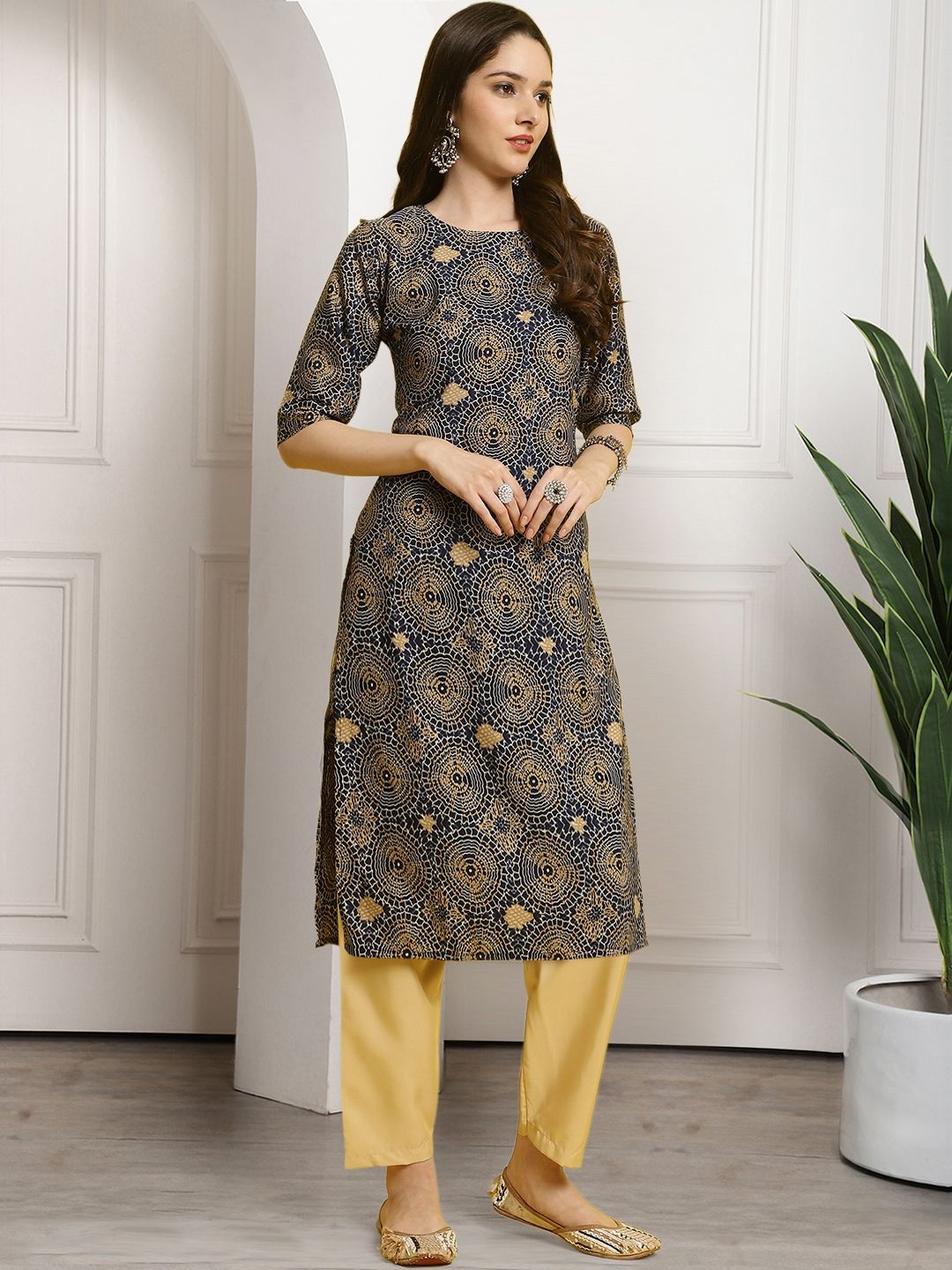 

7Threads Floral Printed Round Neck Straight Kurta with Trousers, Blue