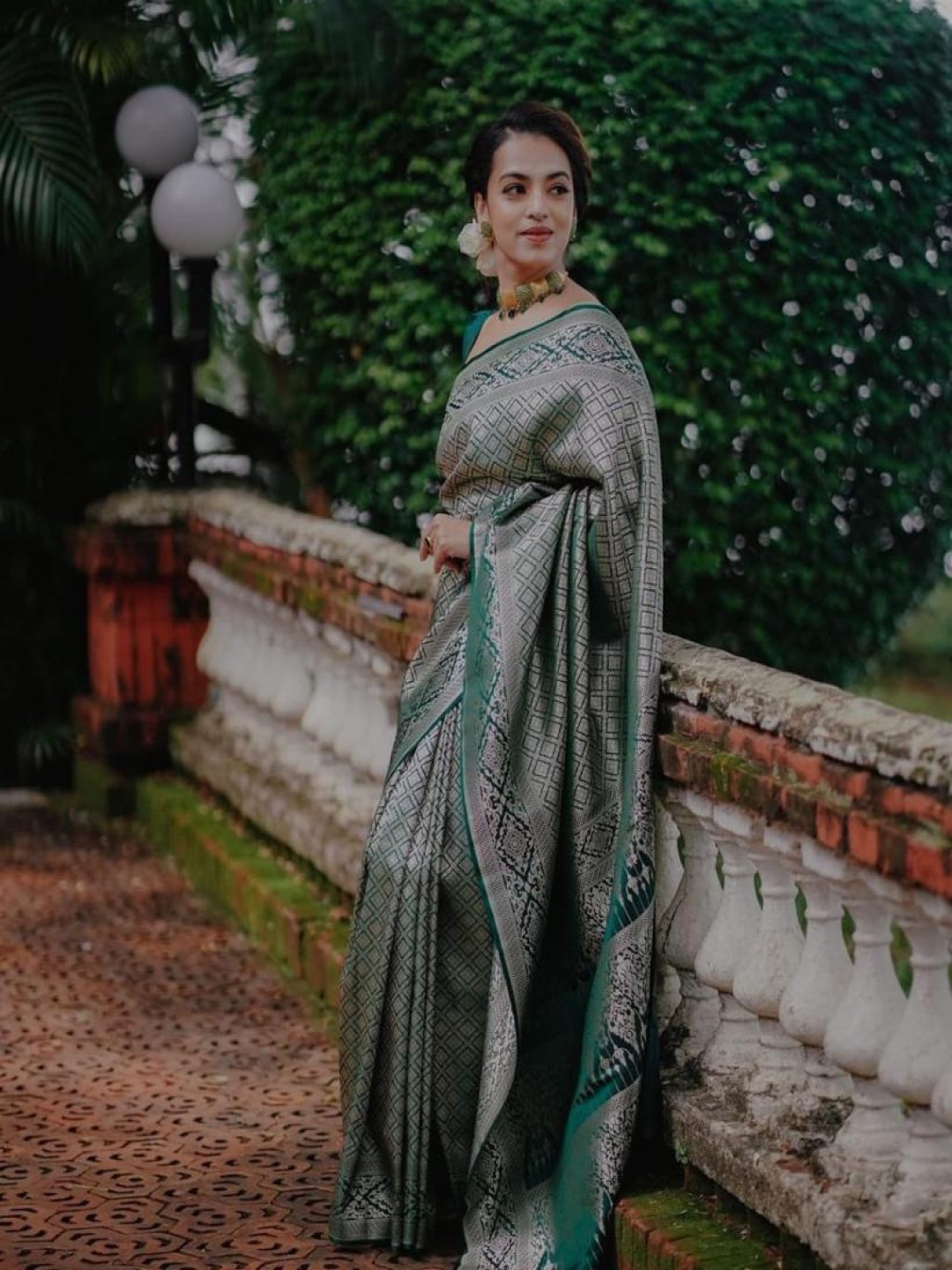 

revika Woven Design Zari Pure Silk Kanjeevaram Saree, Green