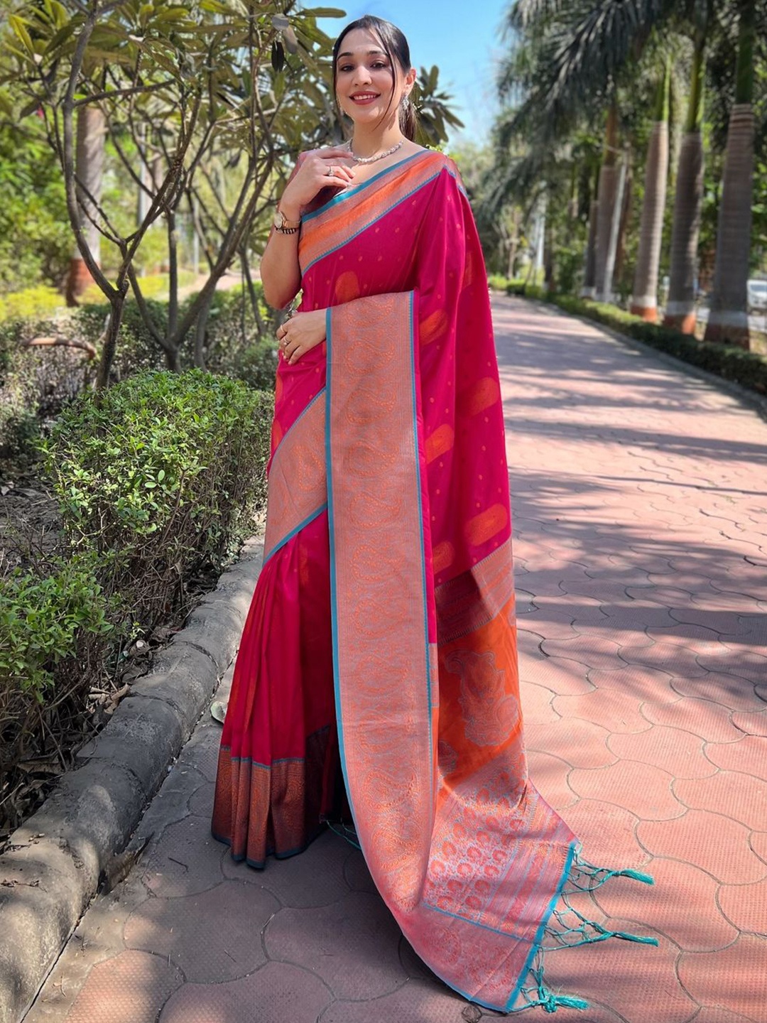 

Suha Woven Design Zari Art Silk Kanjeevaram Saree, Pink