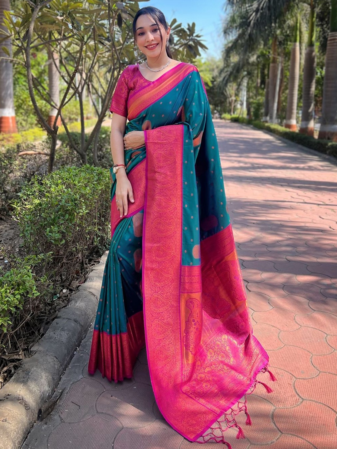 

Suha Woven Design Zari Art Silk Kanjeevaram Saree, Green