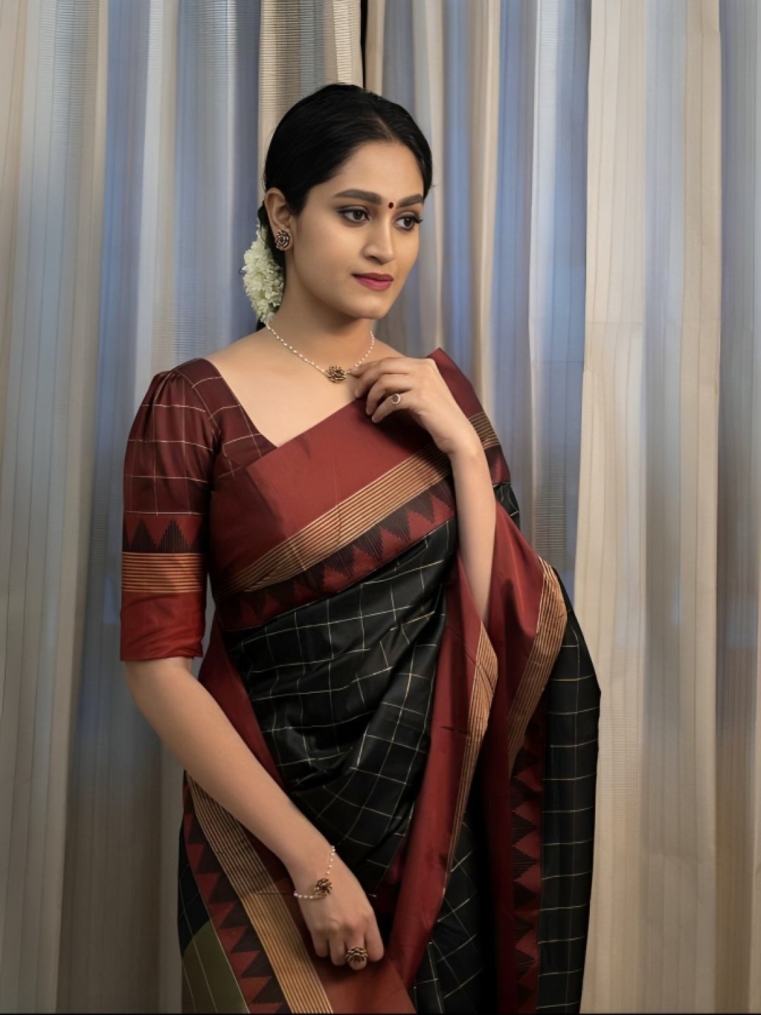 

Mitera Woven Design Zari Banarasi Saree, Black