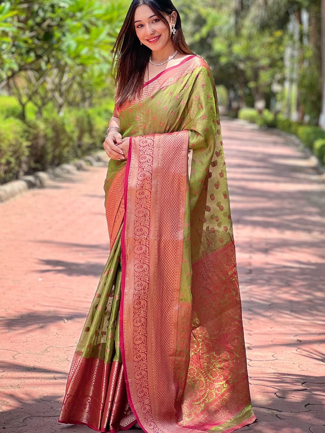 

Suha Woven Design Zari Art Silk Kanjeevaram Saree, Green