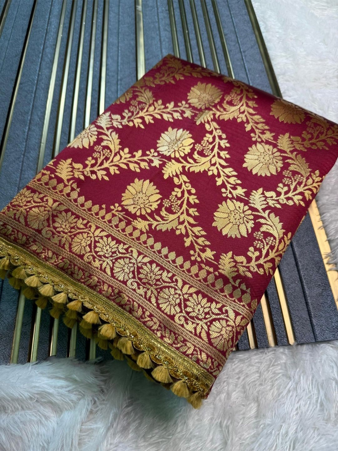 

DIVASTRI Woven Design Zari Silk Blend Kanjeevaram Saree, Maroon