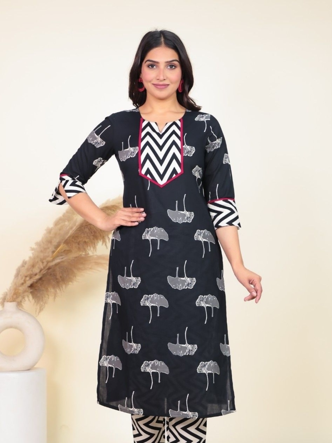 

Aramya Floral Printed Notch Neck Pure Cotton Kurta, Black