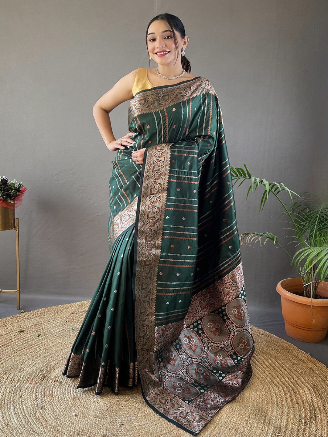 

MySilkLove Woven Design Zari Banarasi Saree, Green