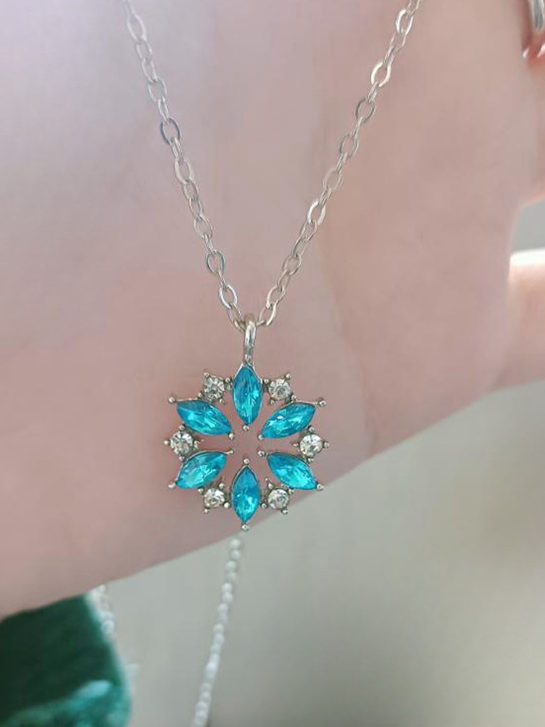 

StyleCast Silver-Toned Stone-Studded Floral-Shaped Elegant Pendant With Chain