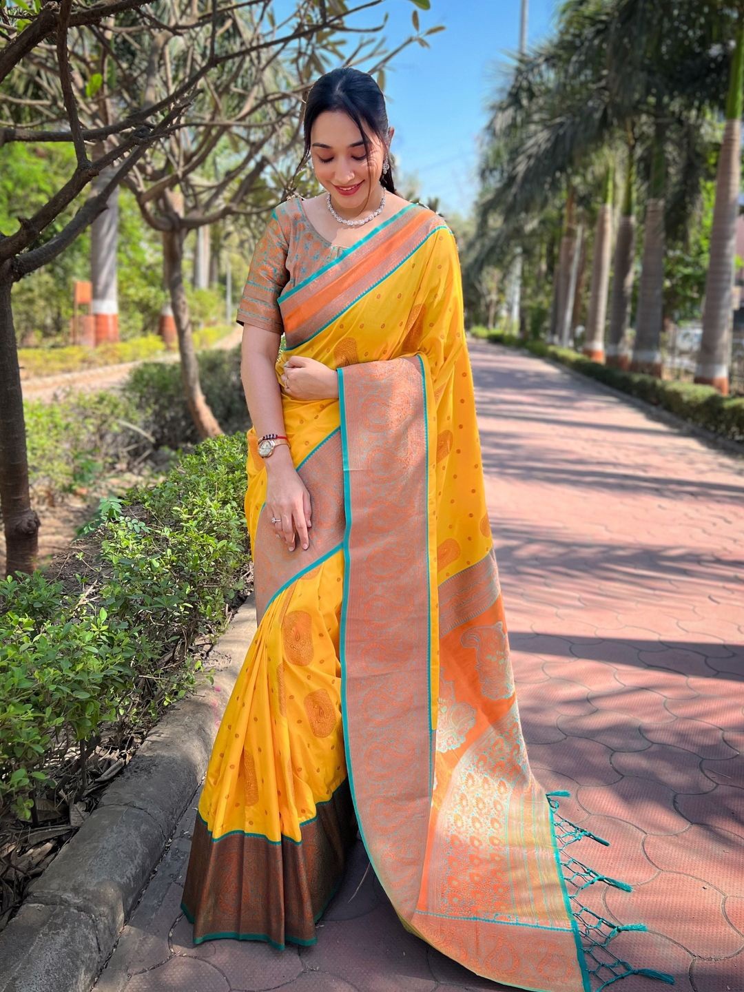 

Suha Art Silk Kanjeevaram Saree, Yellow