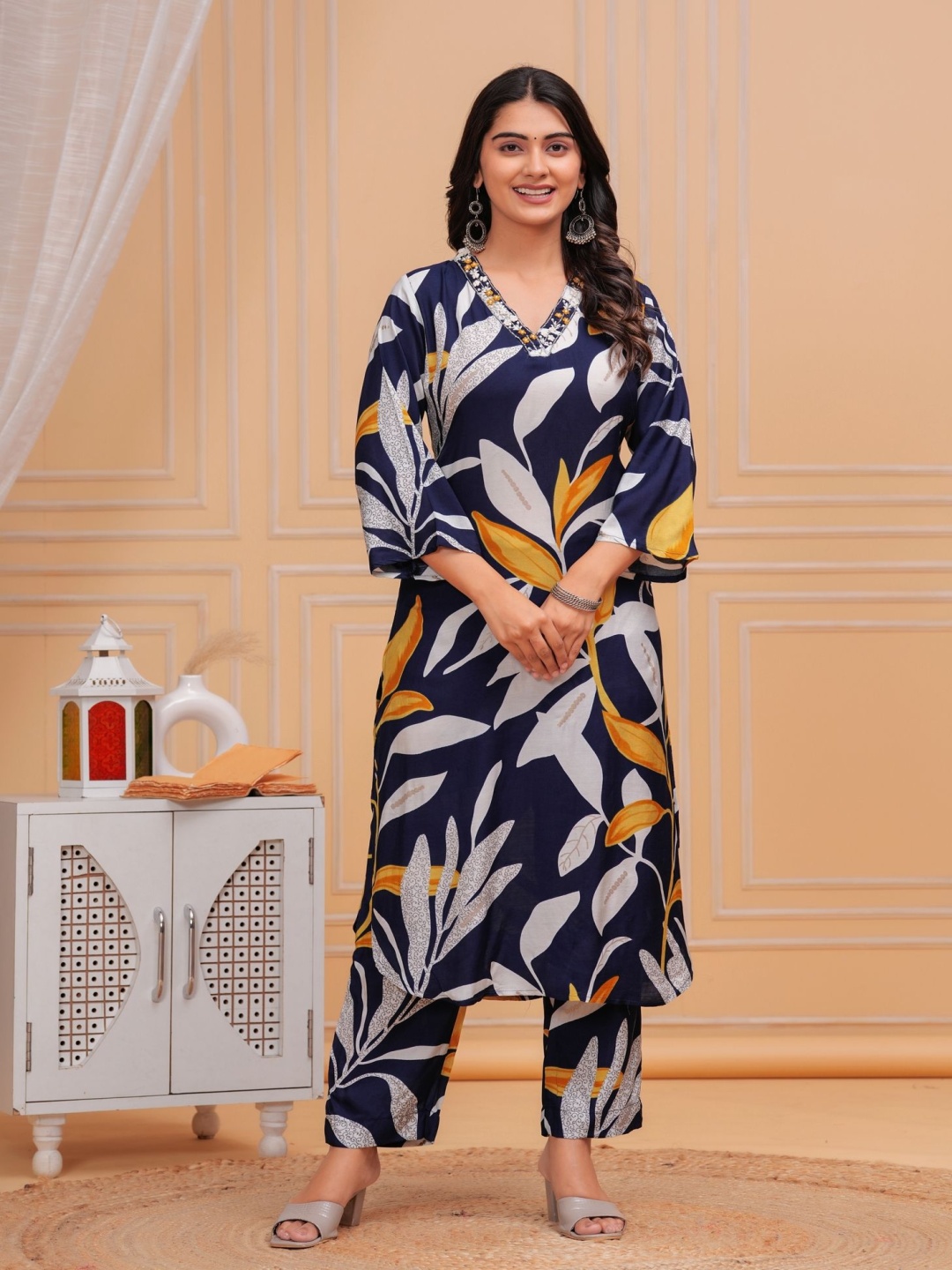 

EtnicaWear Floral Printed Thread Work Pure Silk Straight Kurta With Trousers, Blue