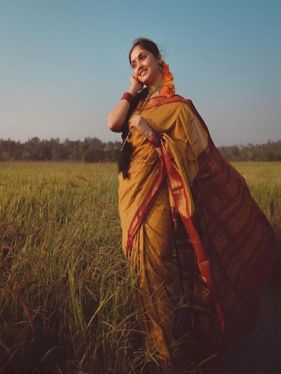 

Flosive Zari Art Silk Banarasi Saree, Mustard