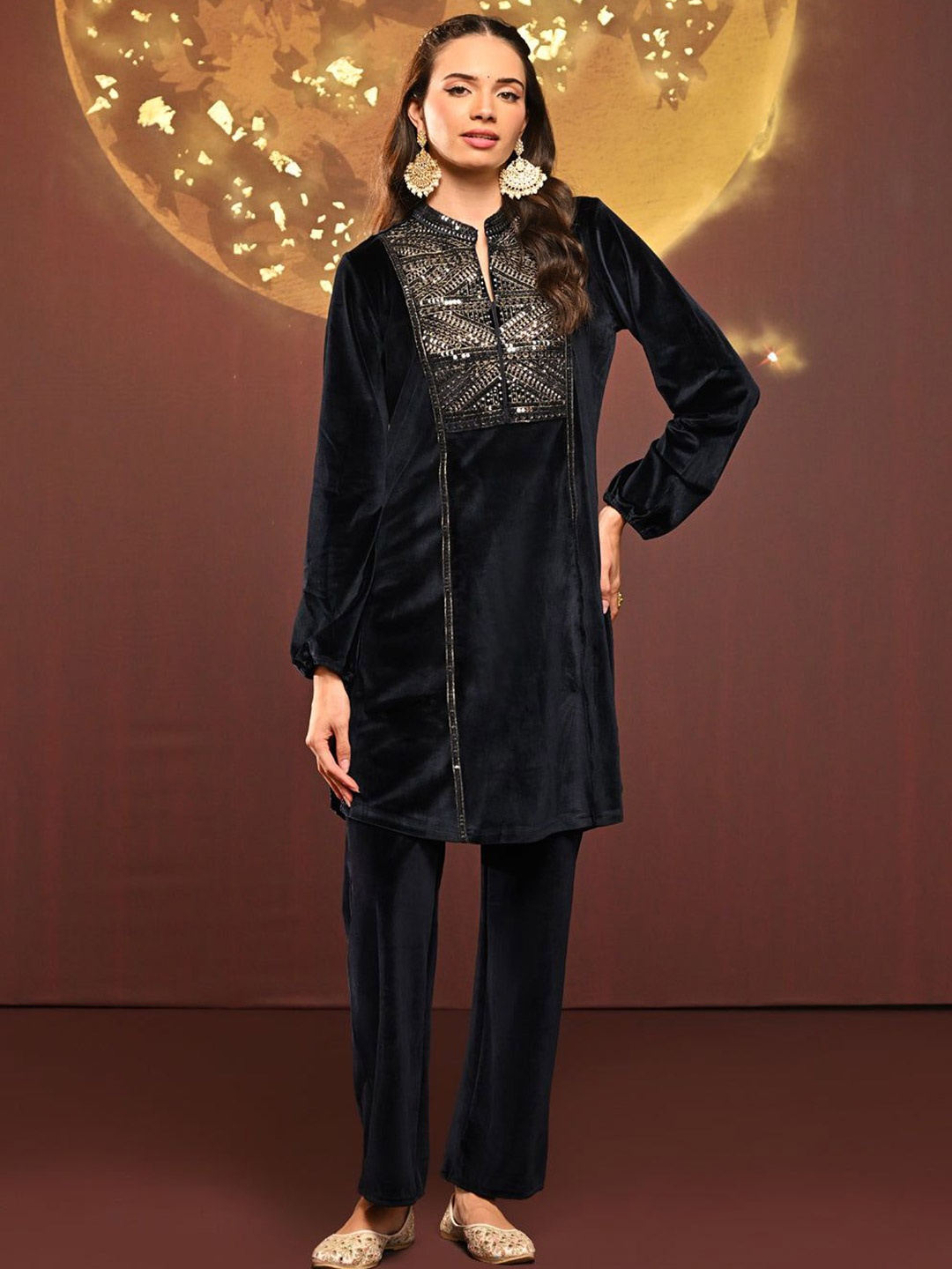 

Lakshita Embroidered Sequinned Velvet Kurta for Women, Navy blue