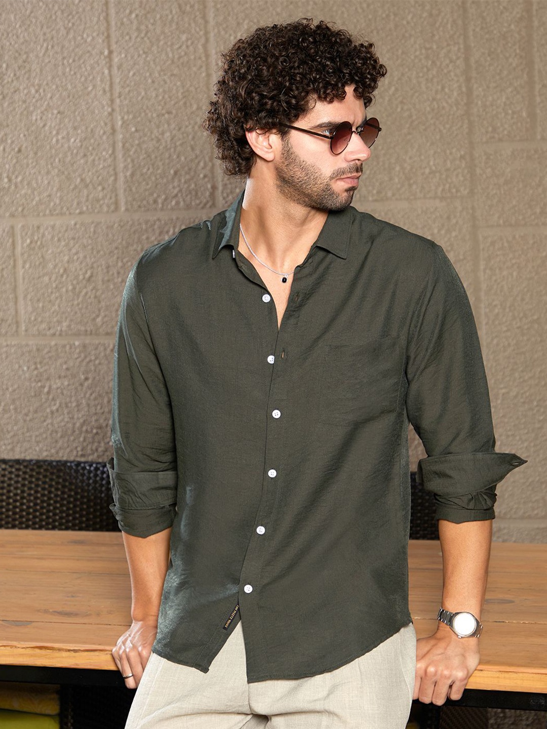 

Campus Sutra Men Comfort Spread Collar Solid Casual Shirt, Green