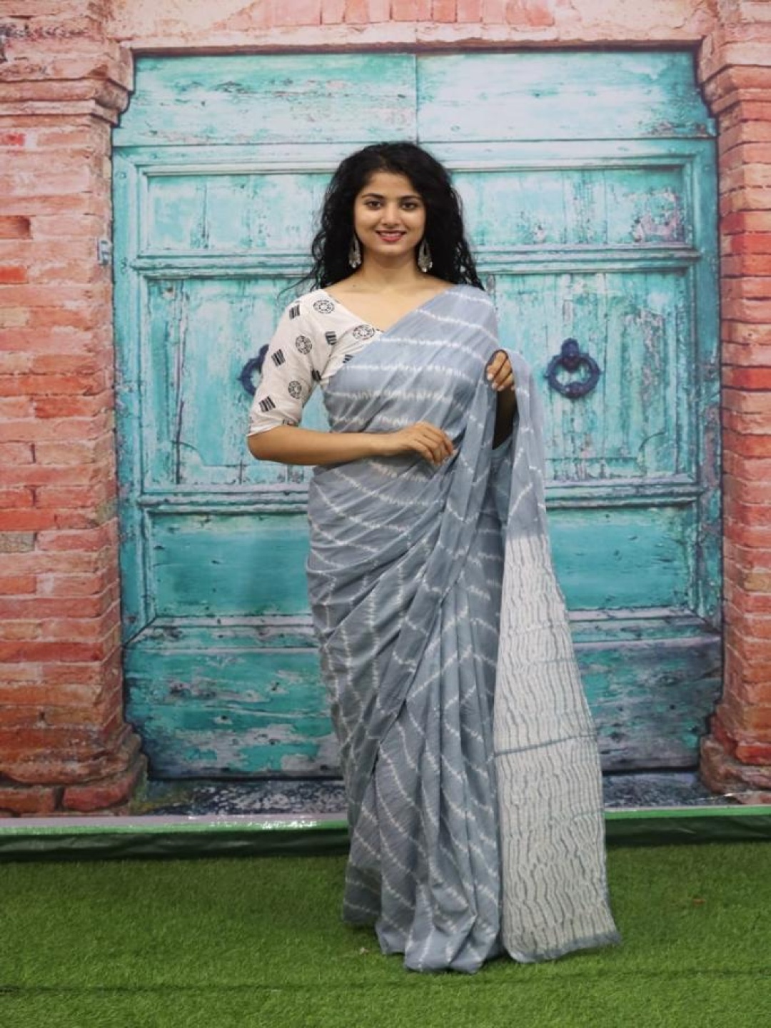 

KIAARON Tie and Dye Pure Cotton Block Print Saree, Grey