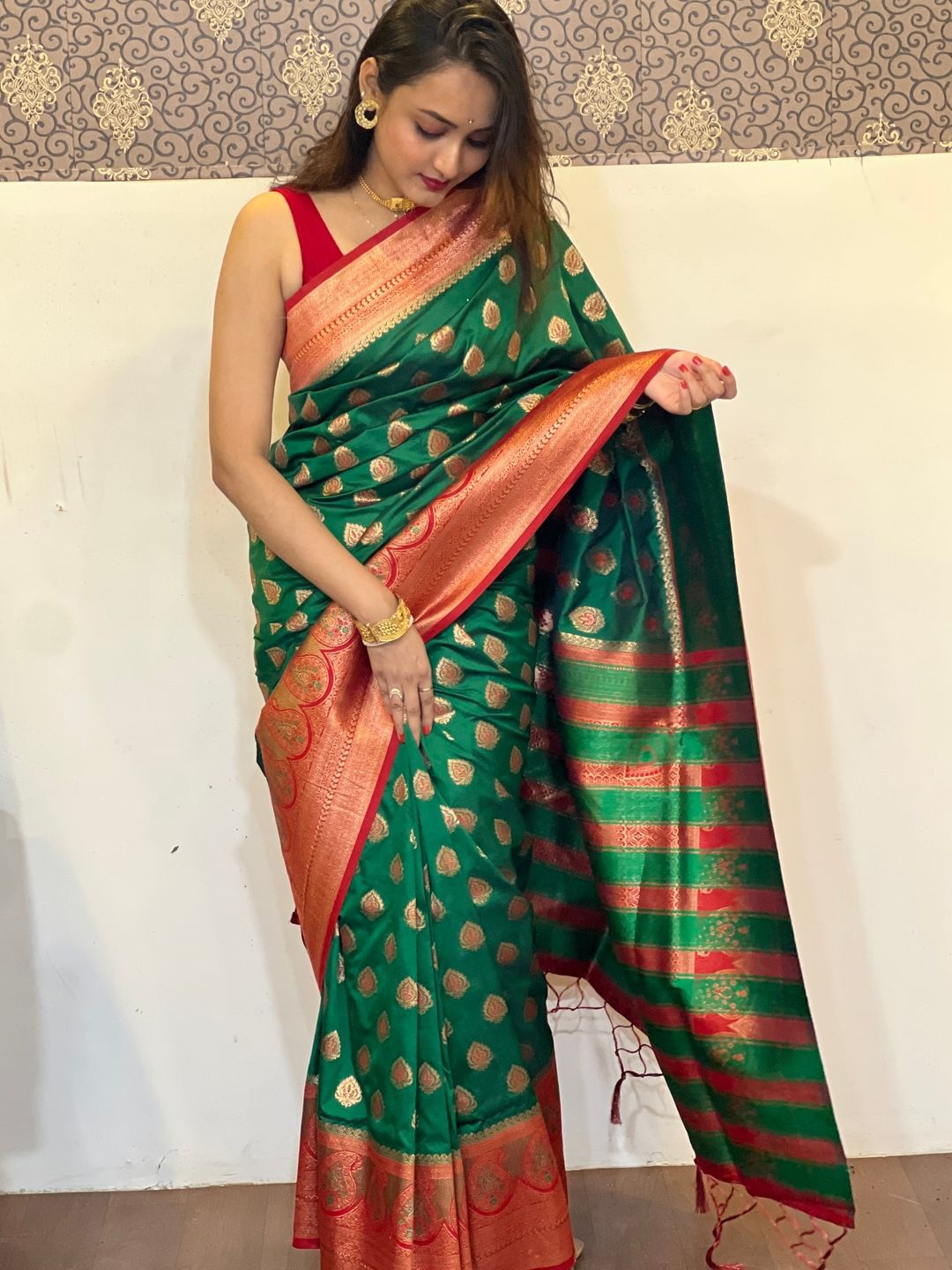

Suha Woven Design Zari Art Silk Kanjeevaram Saree, Green