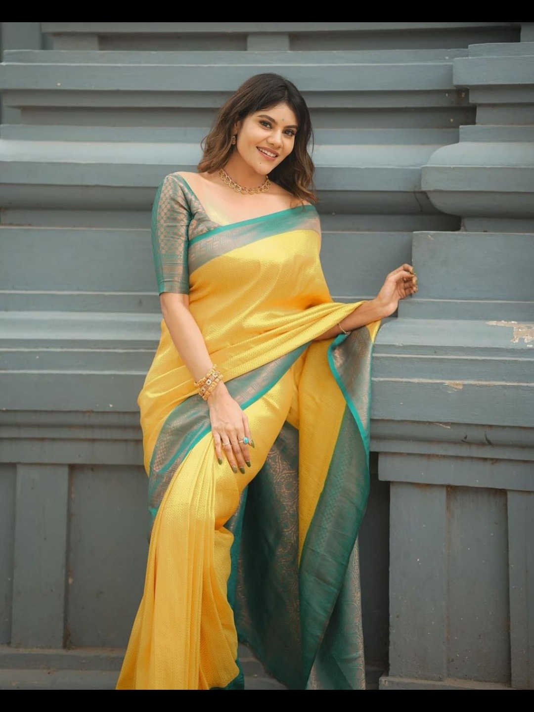 

Flosive Woven Design Zari Art Silk Banarasi Saree, Yellow