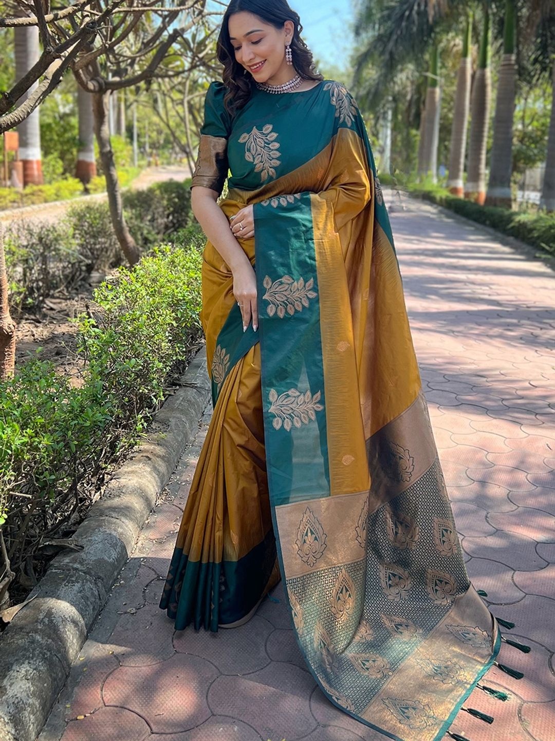 

Suha Woven Design Zari Art Silk Kanjeevaram Saree, Gold