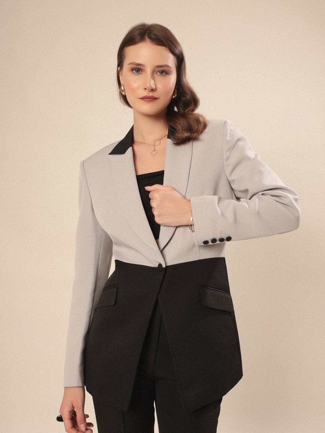 

VOLCAPE Colourblocked Peaked Lapel Collar Single-Breasted Formal Blazer, Grey