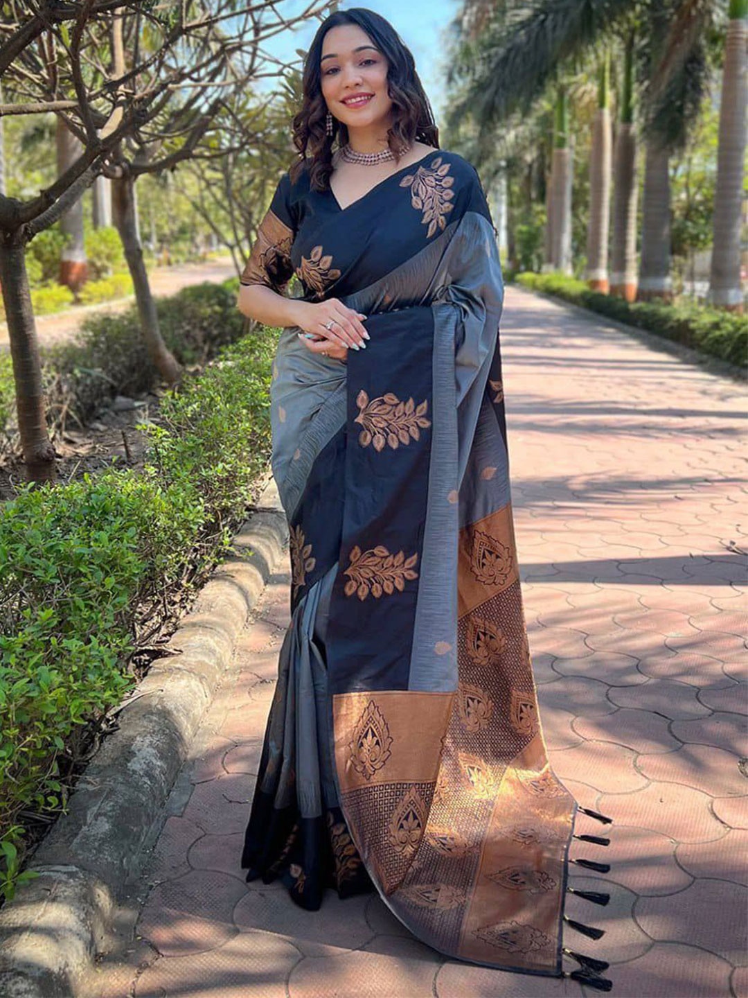 

Sanwariya Silk Woven Design Zari Silk Blend Kanjeevaram Saree, Grey