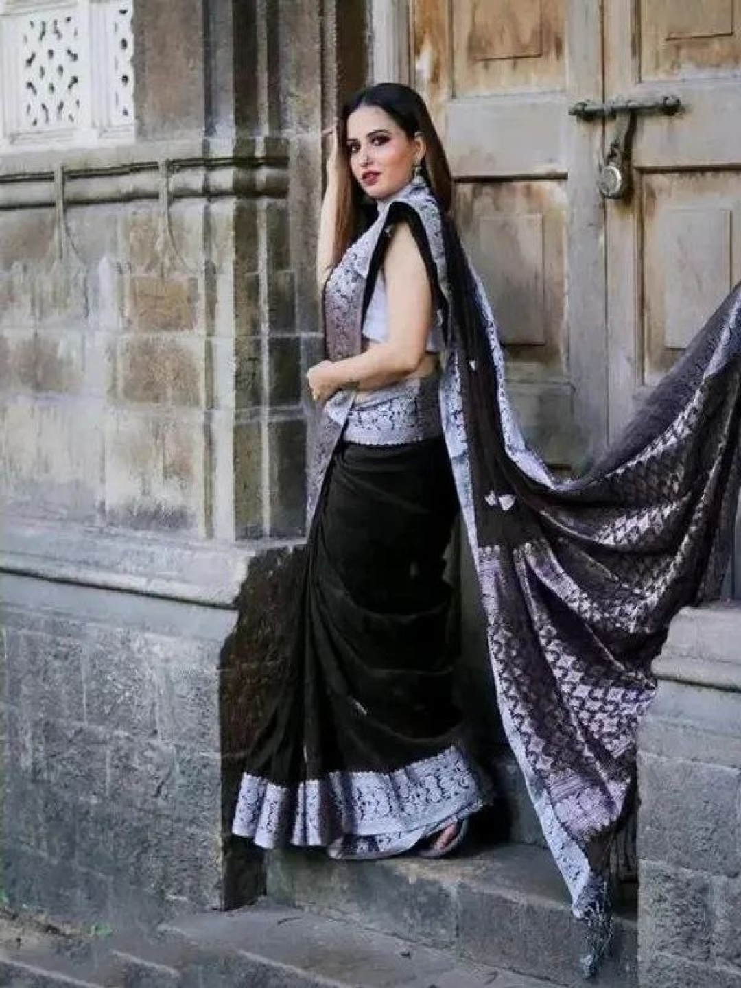 

KALINI Ethnic Motifs Woven Design Zari Kanjeevaram Saree, Black