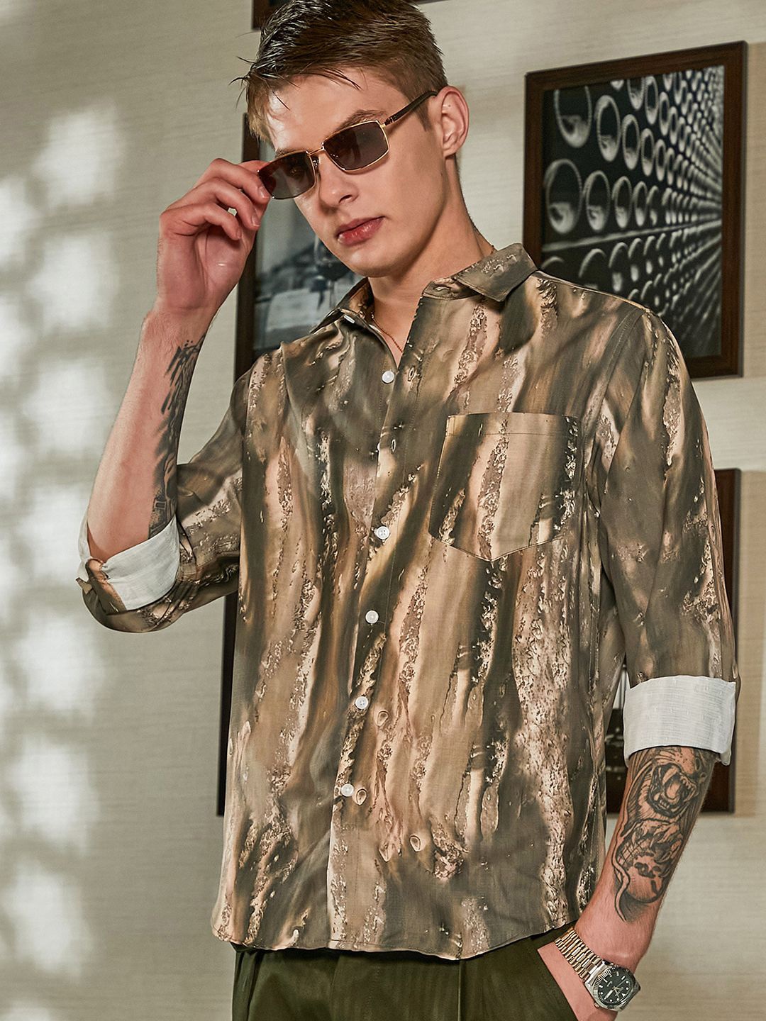 

Campus Sutra Men Comfort Oversized Fit Cutaway Collar Abstract Printed Casual Shirt, Green