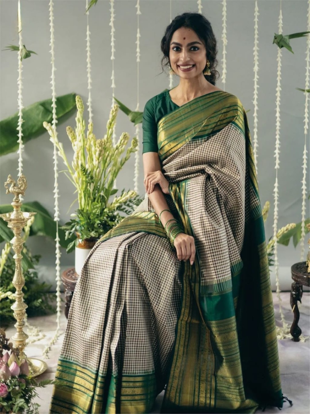 

revika Woven Design Zari Pure Silk Kanjeevaram Saree, Green
