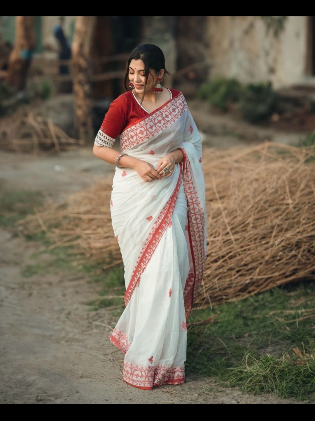 

Flosive Woven Design Art Silk Banarasi Saree, White
