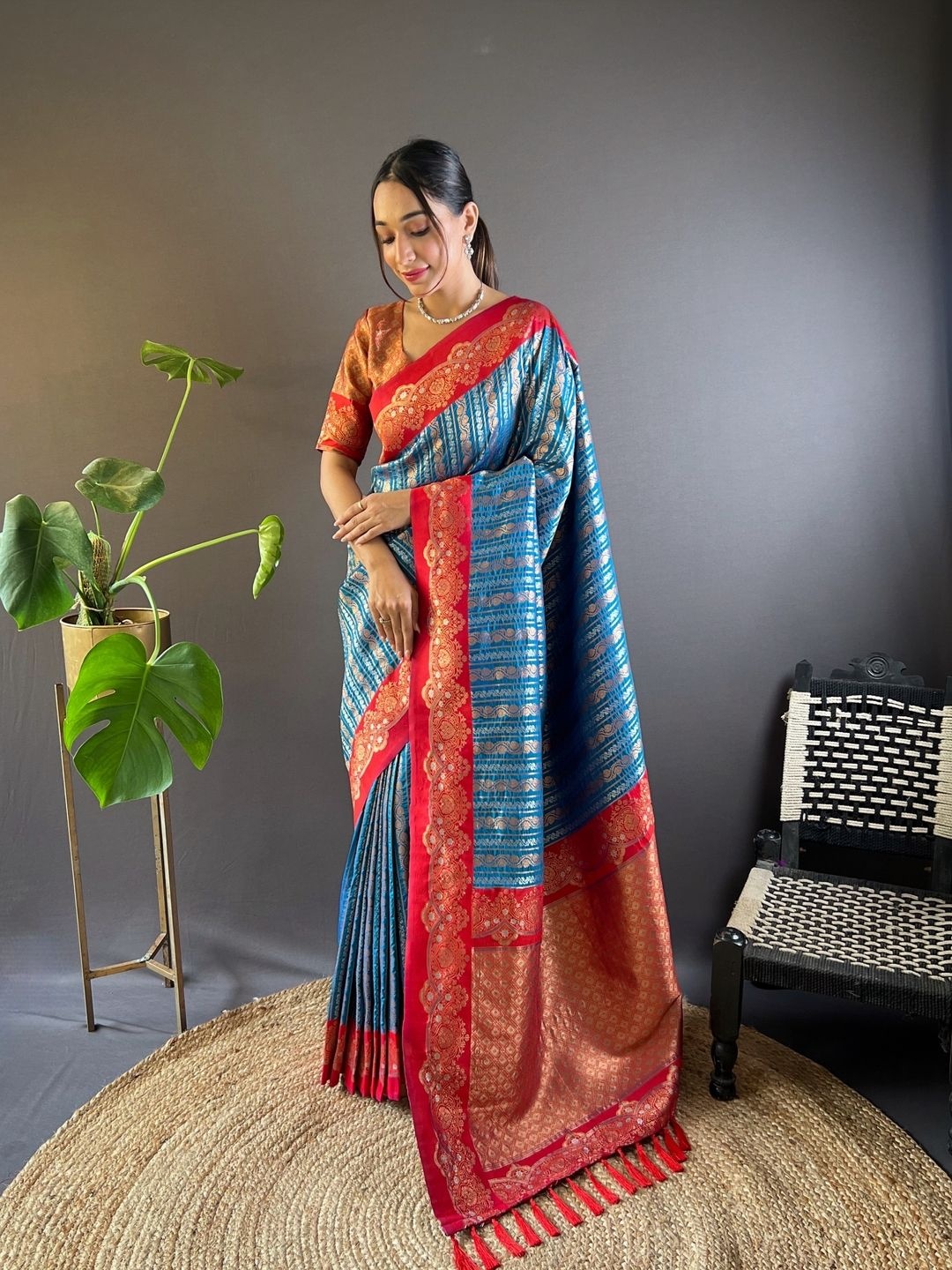 

Suha Woven Design Zari Art Silk Kanjeevaram Saree, Blue