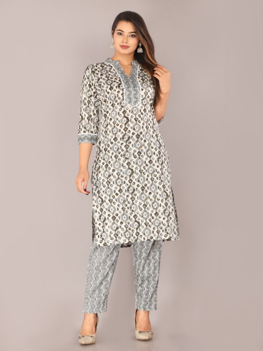 

ARANGETRAM Geometric Printed Mandarin Collar Sequinned Straight Kurta With Trouser, Grey