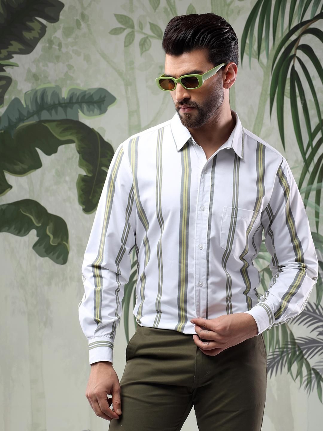 

Kotty Men Spread Collar Vertical Striped Casual Shirt, White