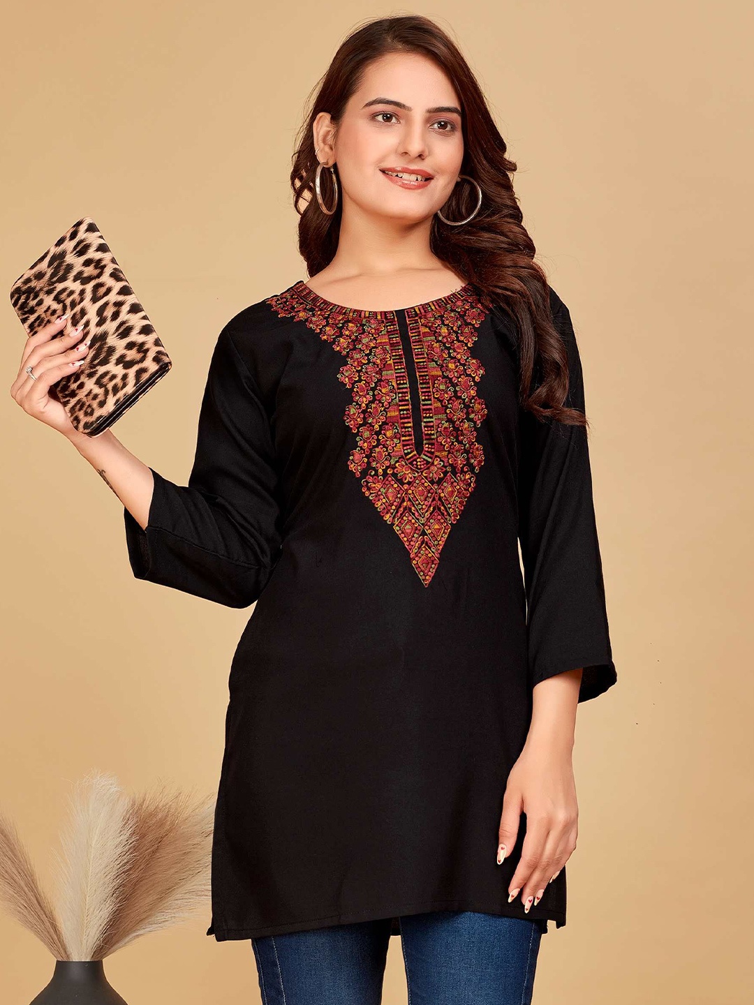 

Kalavrund Creation Embroidered Chikankari Chikankari Kurti, Black