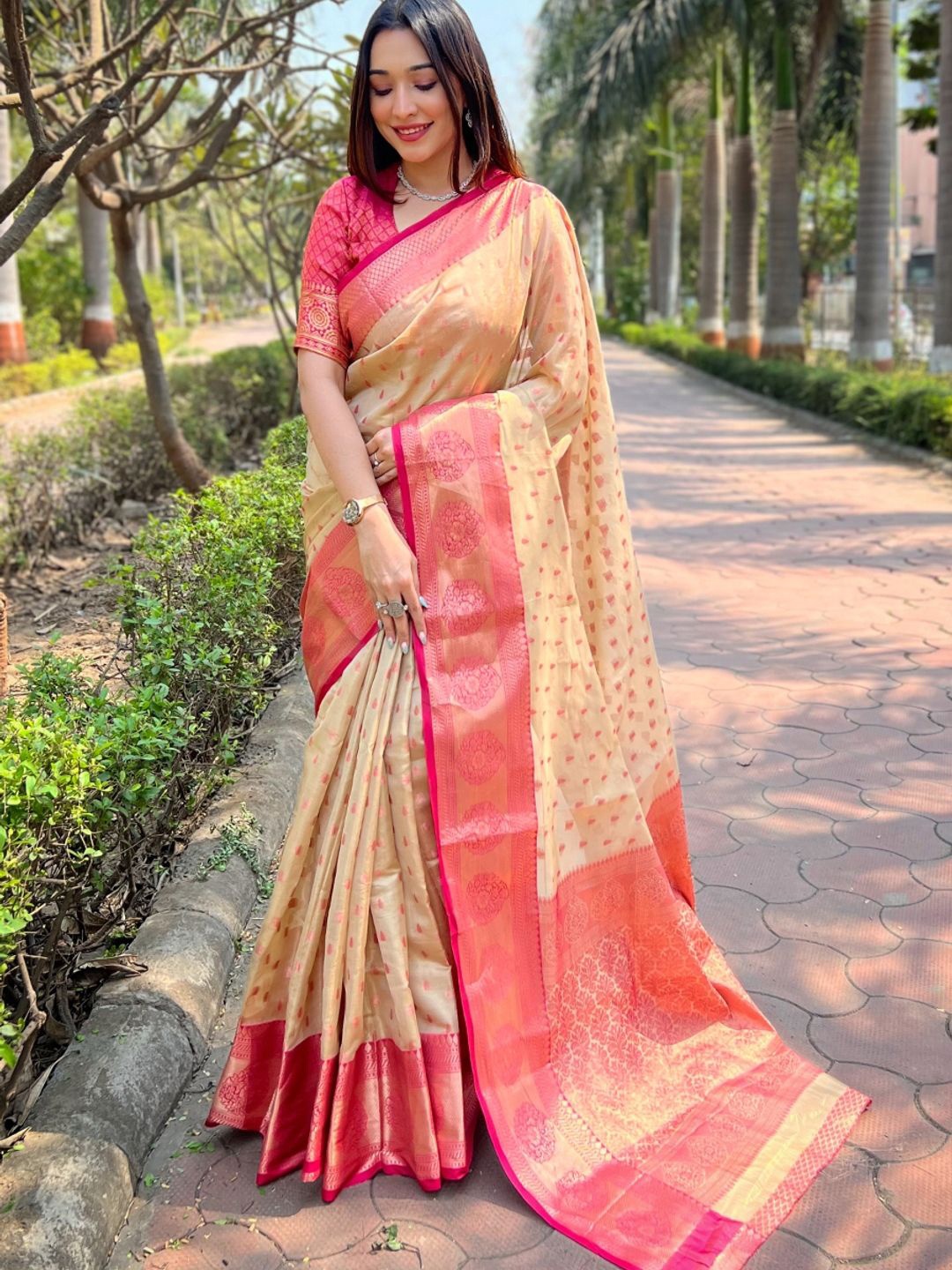 

Suha Woven Design Zari Art Silk Kanjeevaram Saree, Beige