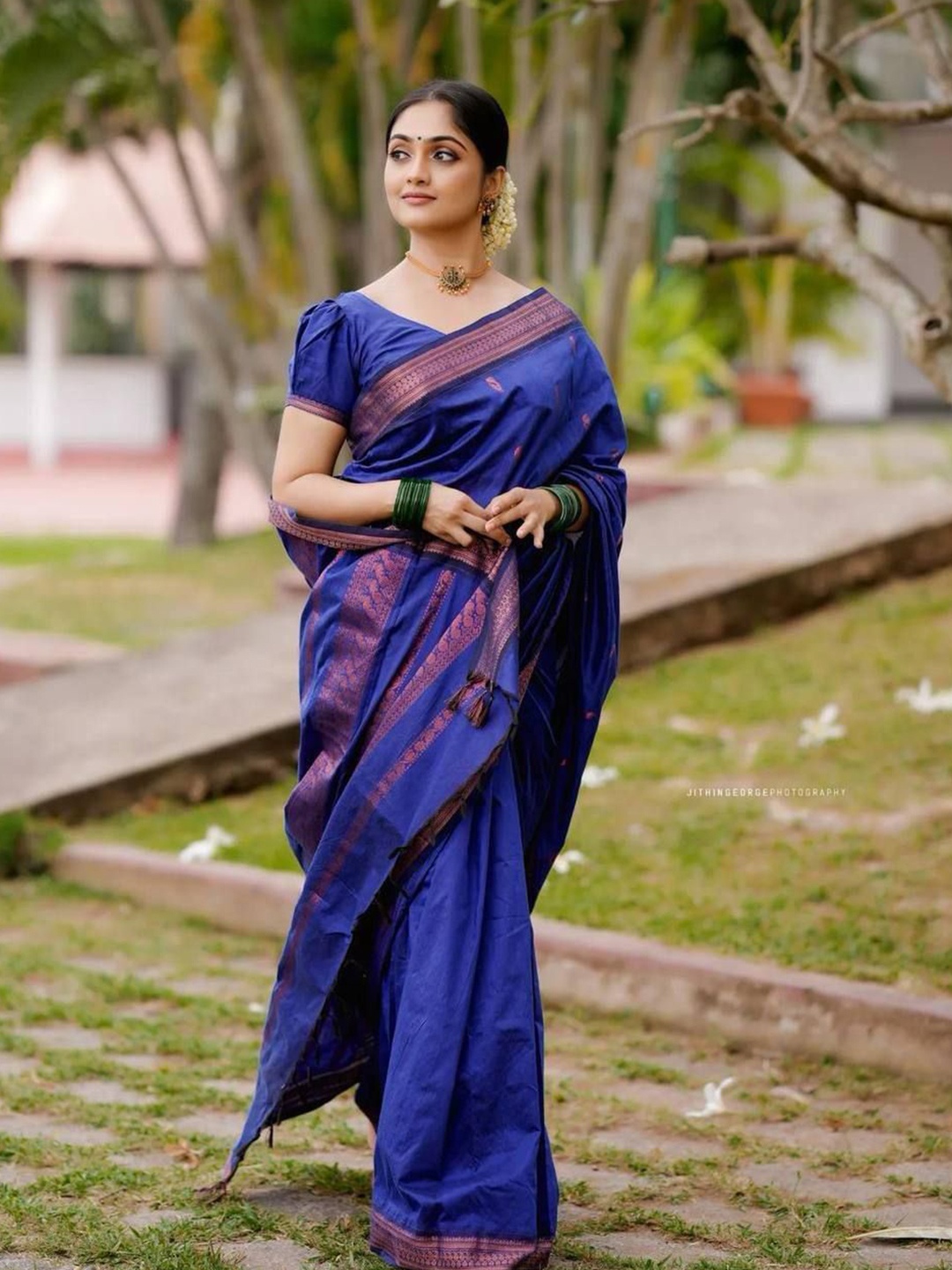 

Sitanjali Woven Design Zari Silk Blend Kanjeevaram Saree, Blue