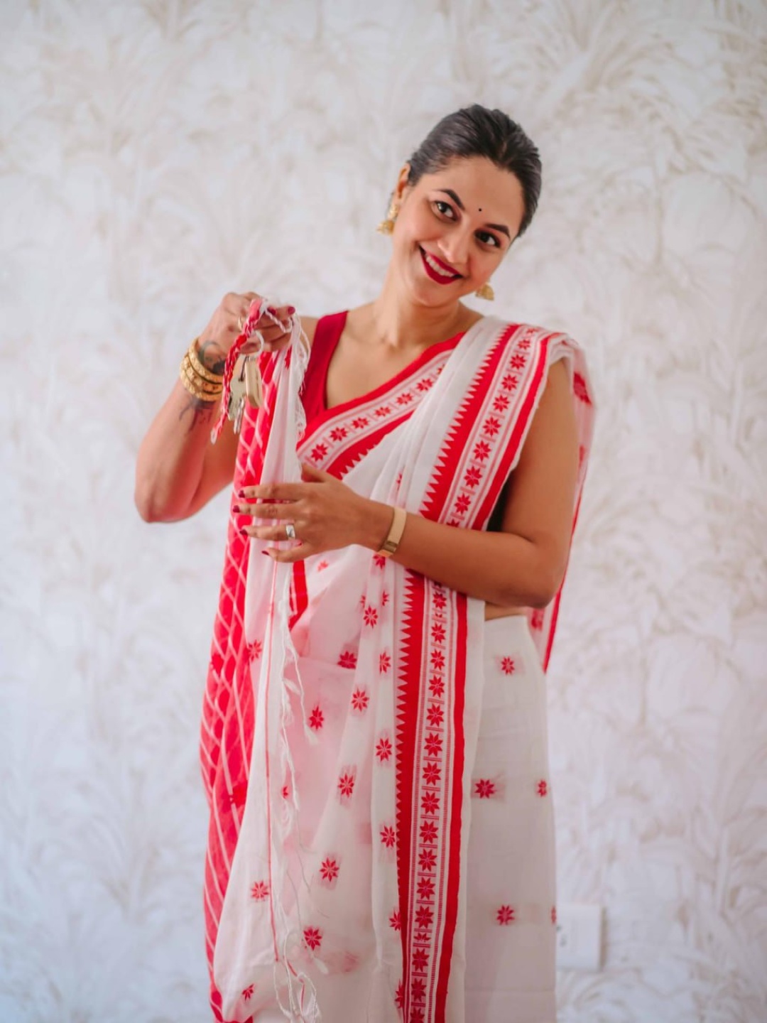 

revika Woven Design Pure Silk Kanjeevaram Saree, White