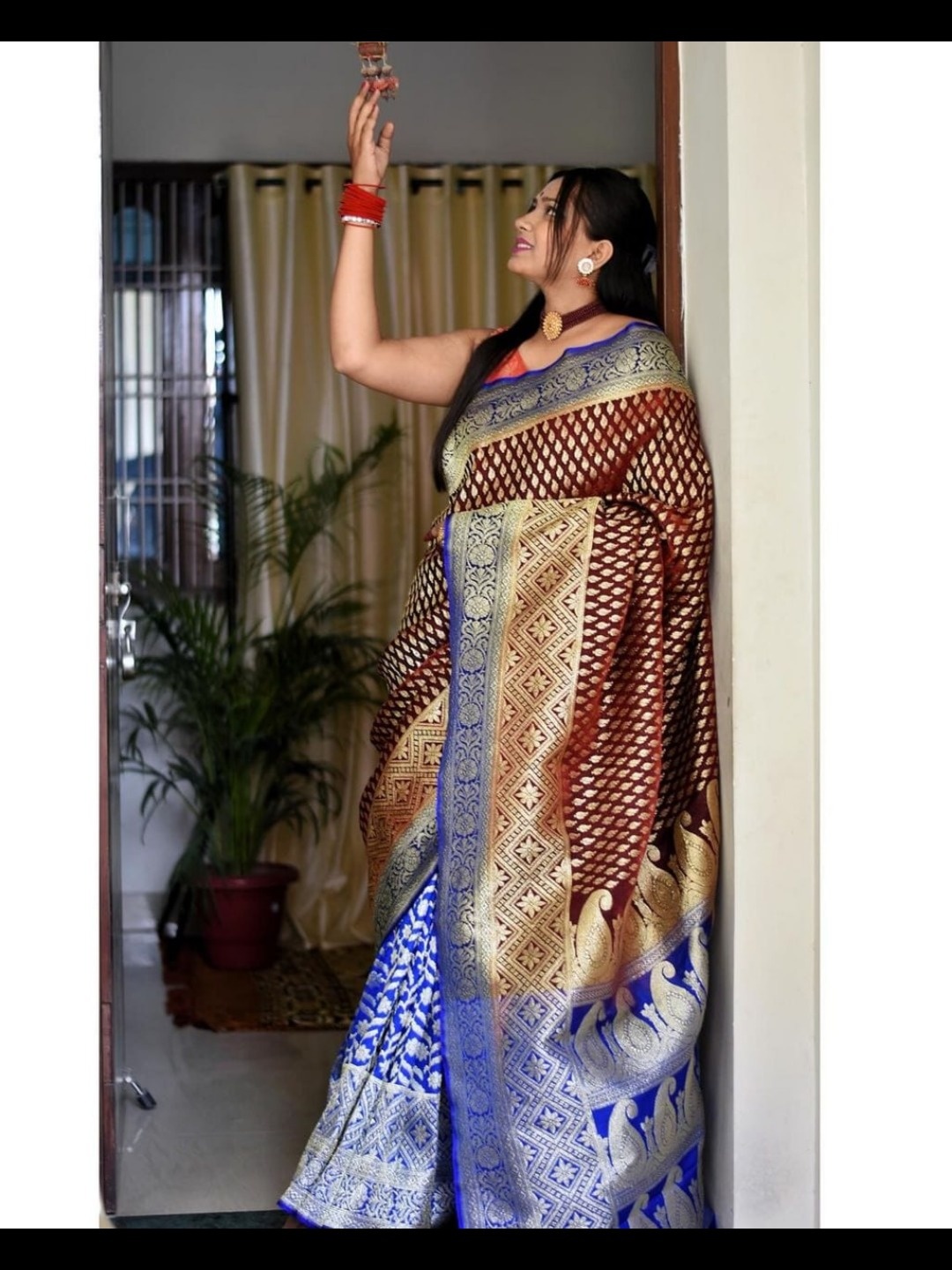 

Flosive Woven Design Zari Art Silk Banarasi Saree, Maroon