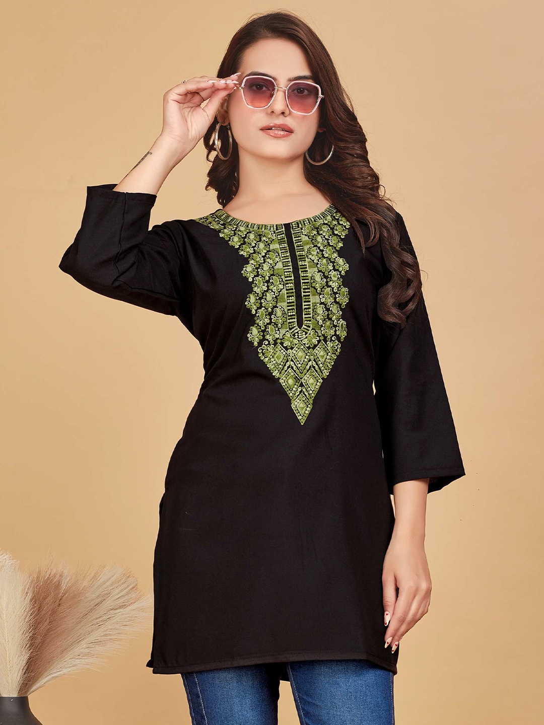 

Kalavrund Creation Embroidered Chikankari Chikankari Kurti, Black