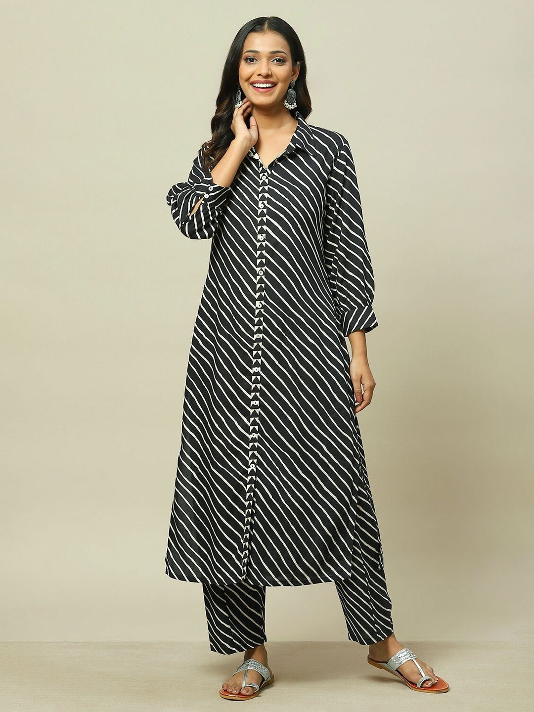 

Rangriti Leheriya Printed Shirt Collar Straight Kurta With Palazzos, Black