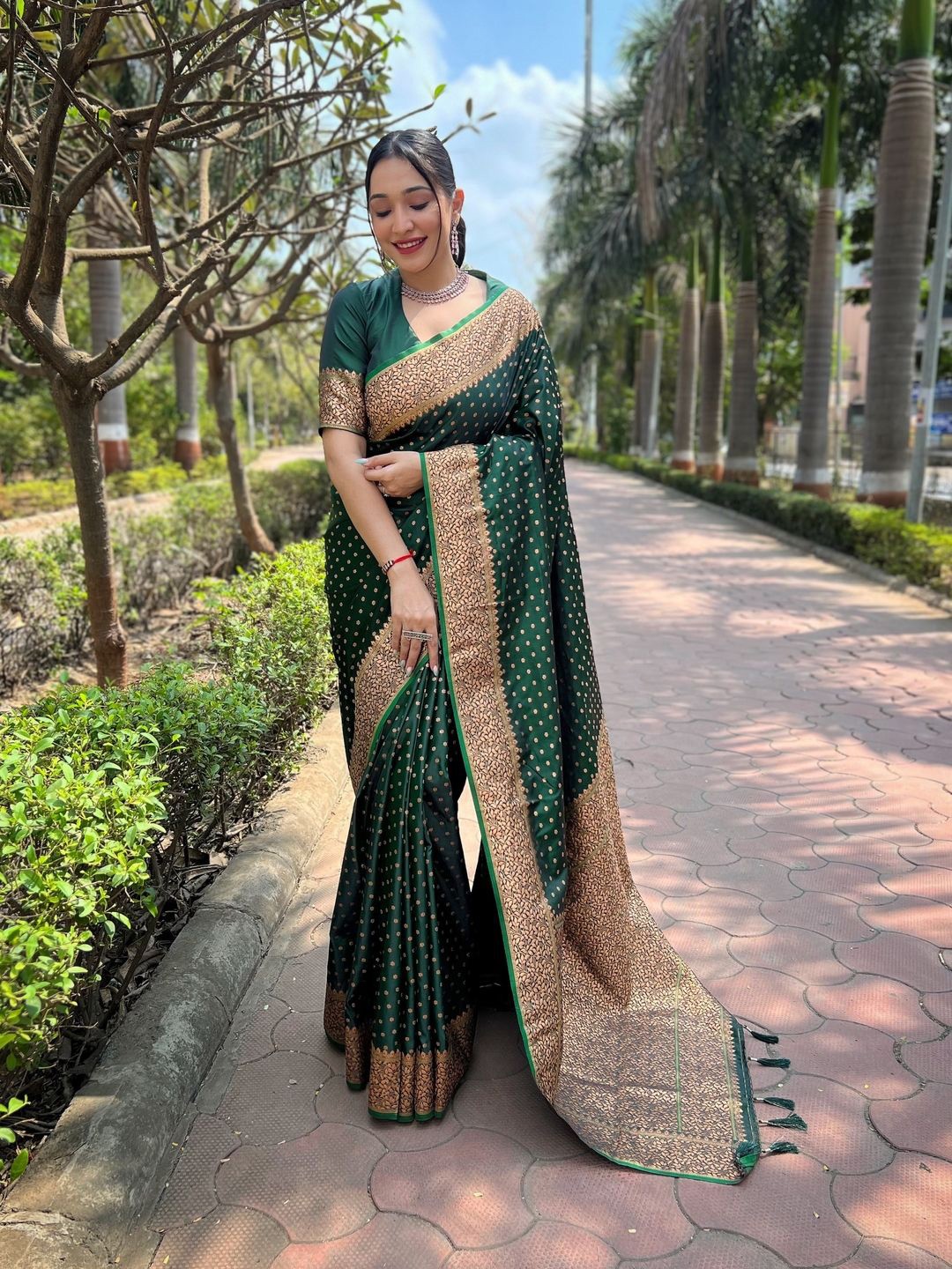 

Suha Art Silk Banarasi Saree, Green
