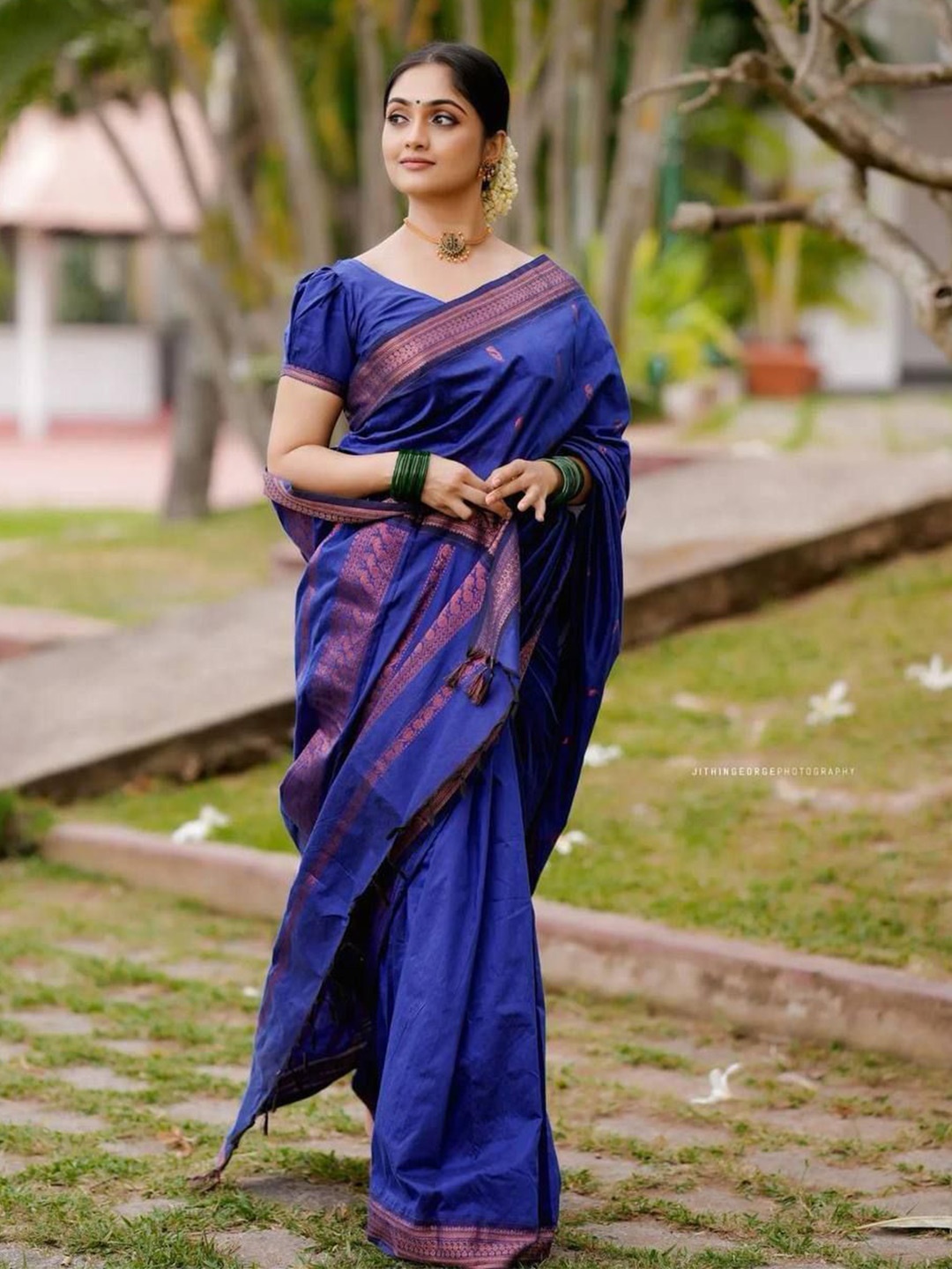 

SANJANA SILK Woven Design Zari Silk Blend Kanjeevaram Saree, Blue