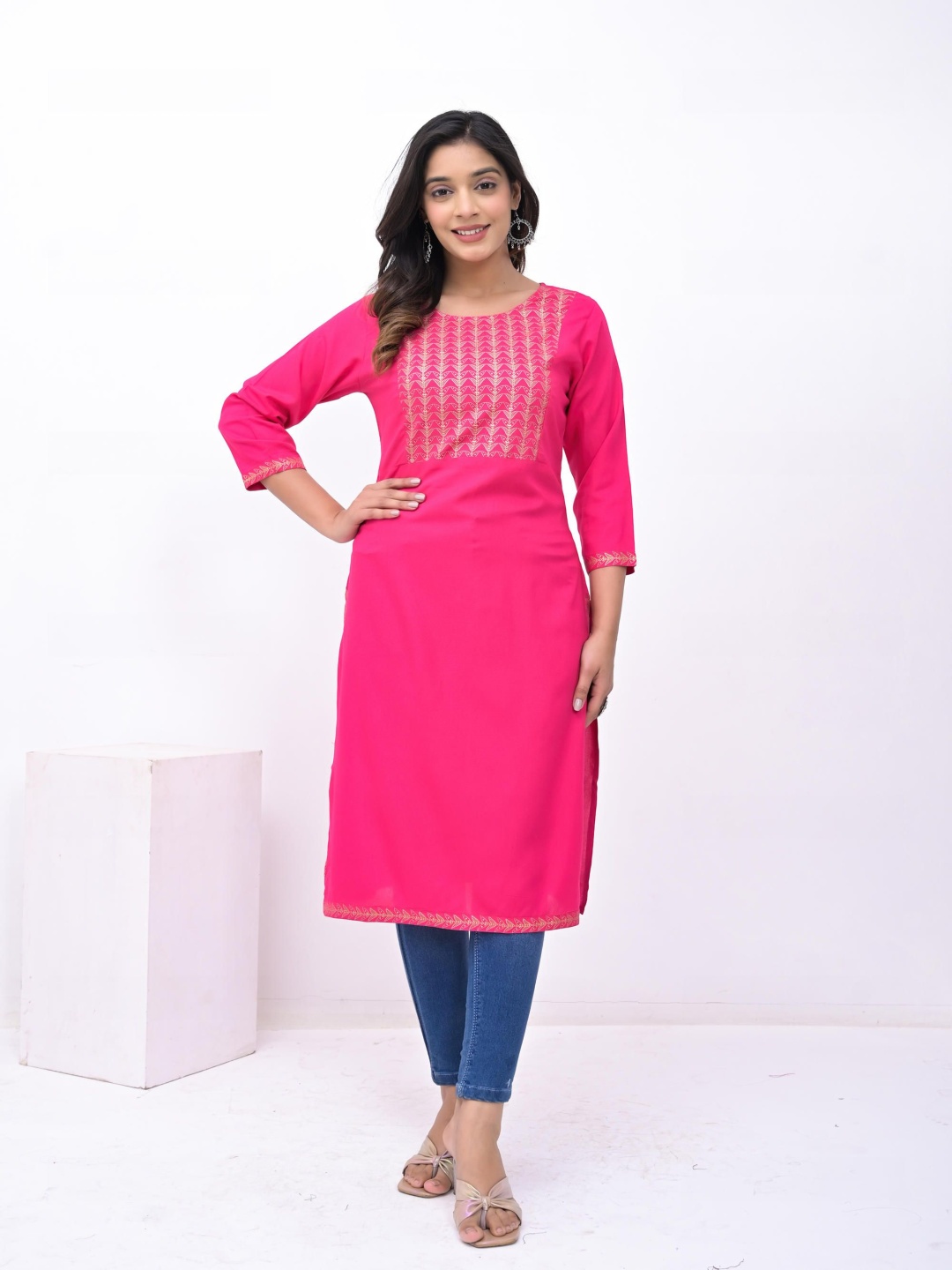 

KASHISHIYA Geometric Yoke Design Round Neck Straight Kurtas, Pink