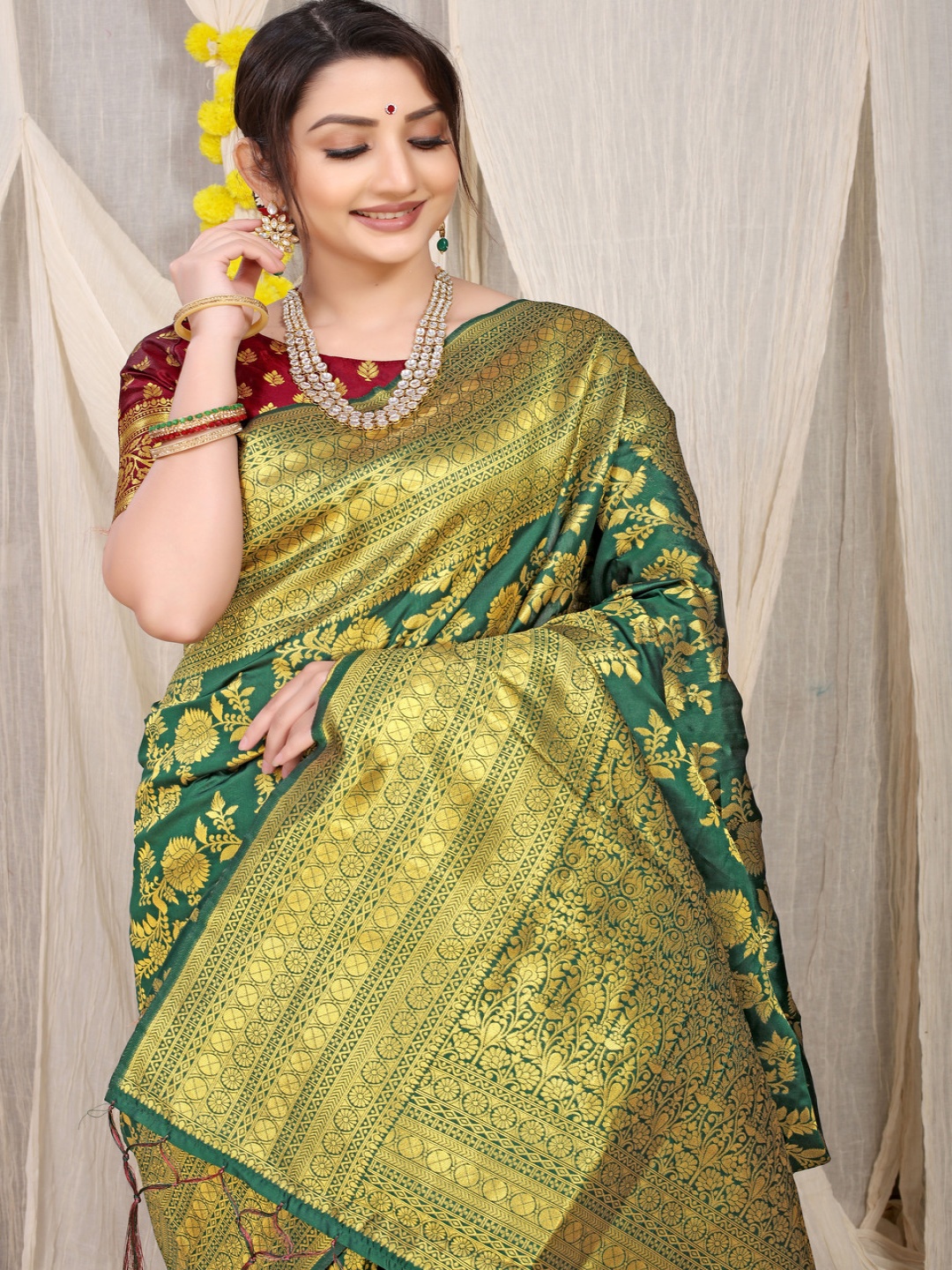 

Kandora Floral Zari Pure Silk Banarasi Saree, Green