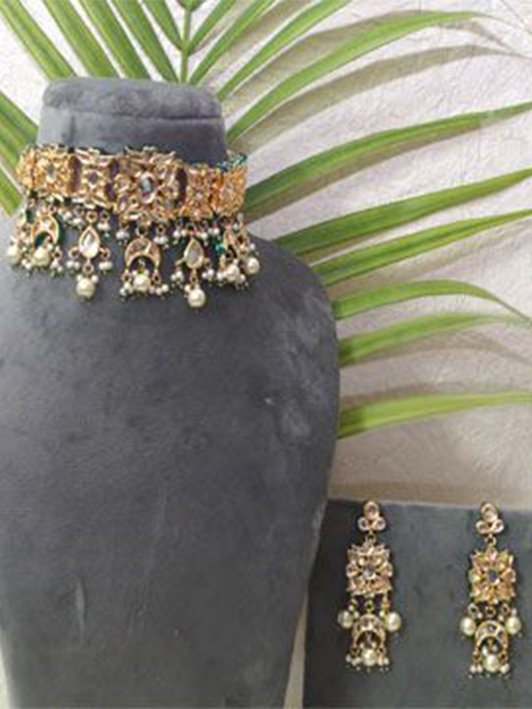 

STYLE DECO Gold-Plated Kundan Stone Studded & Beaded Choker Jewellery Set