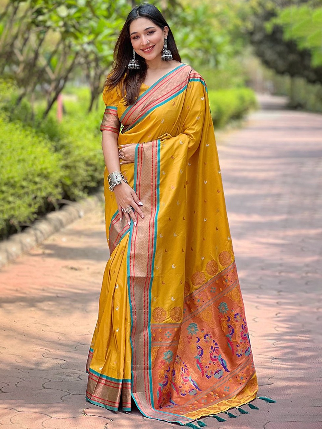 

Suha Art Silk Paithani Saree, Gold
