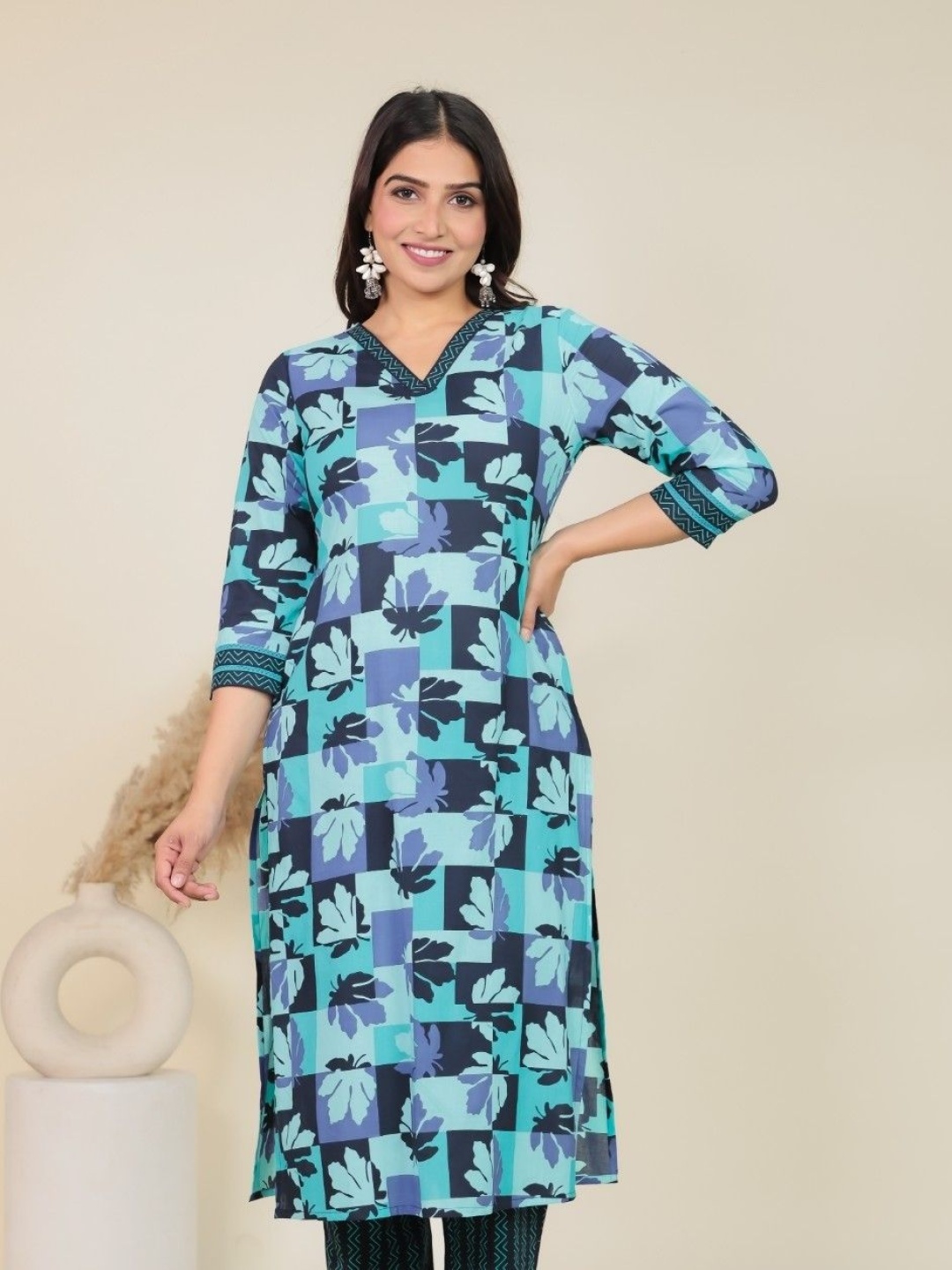 

Aramya Geometric Printed Patchwork V-Neck Pure Cotton Straight Kurta, Blue