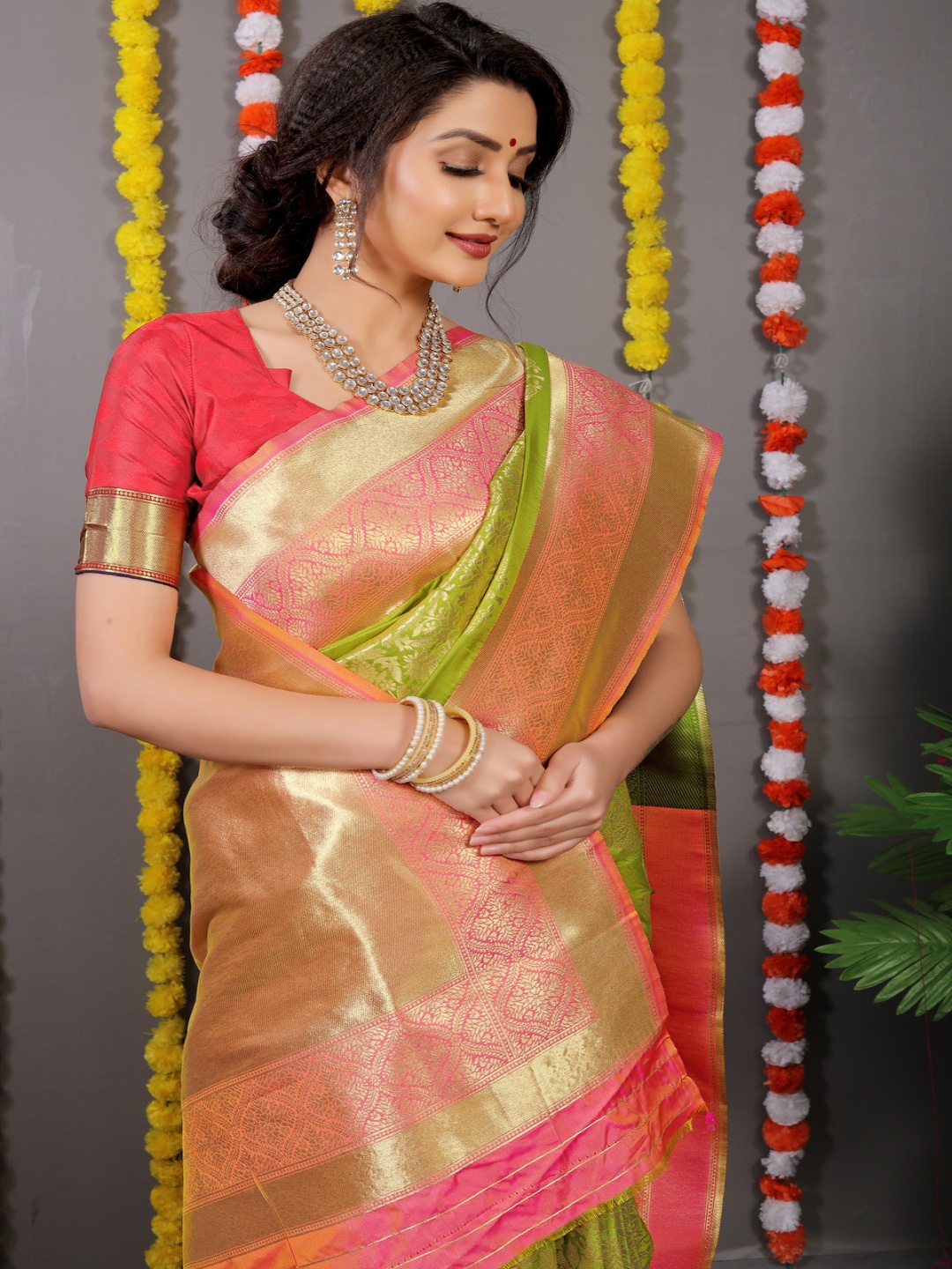

Kandora Floral Zari Pure Silk Banarasi Saree, Green