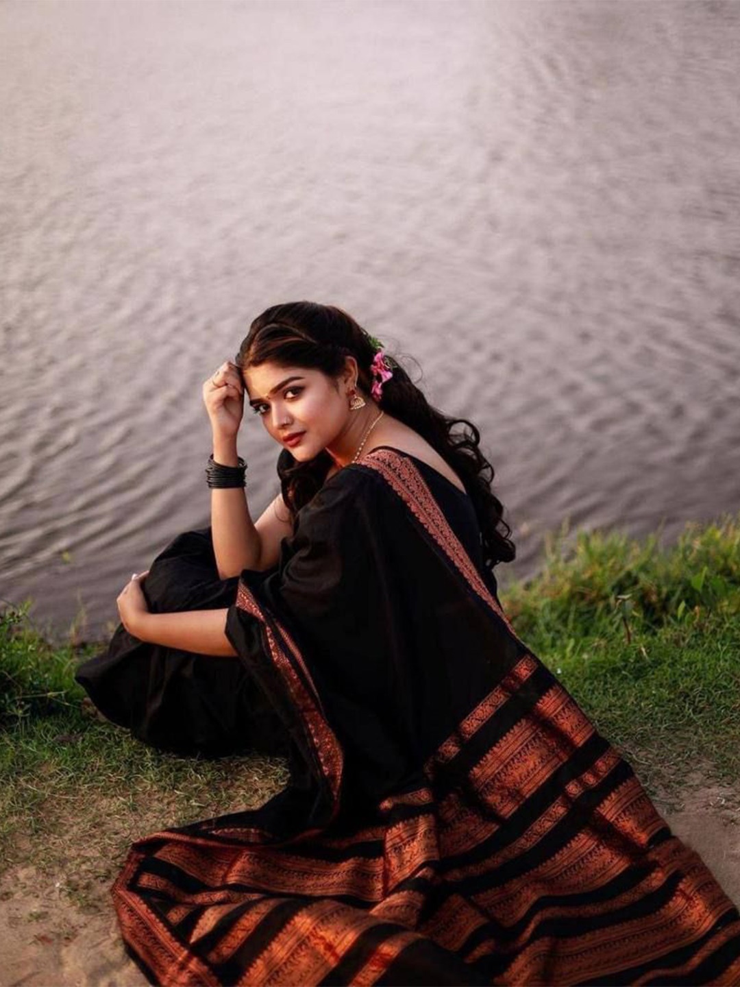 

SANJANA SILK Woven Design Zari Silk Blend Kanjeevaram Saree, Black