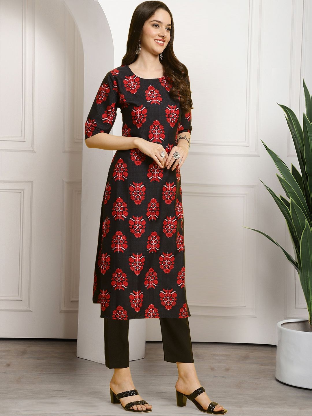 

7Threads Floral Printed Round Neck Straight Kurta with Trousers, Black