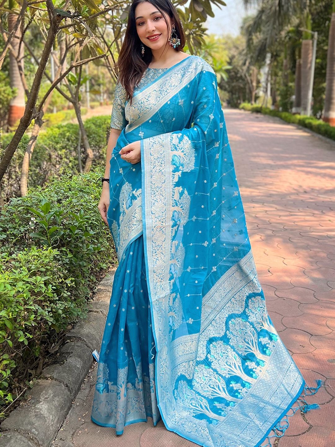 

Suha Woven Design Zari Art Silk Kanjeevaram Saree, Blue