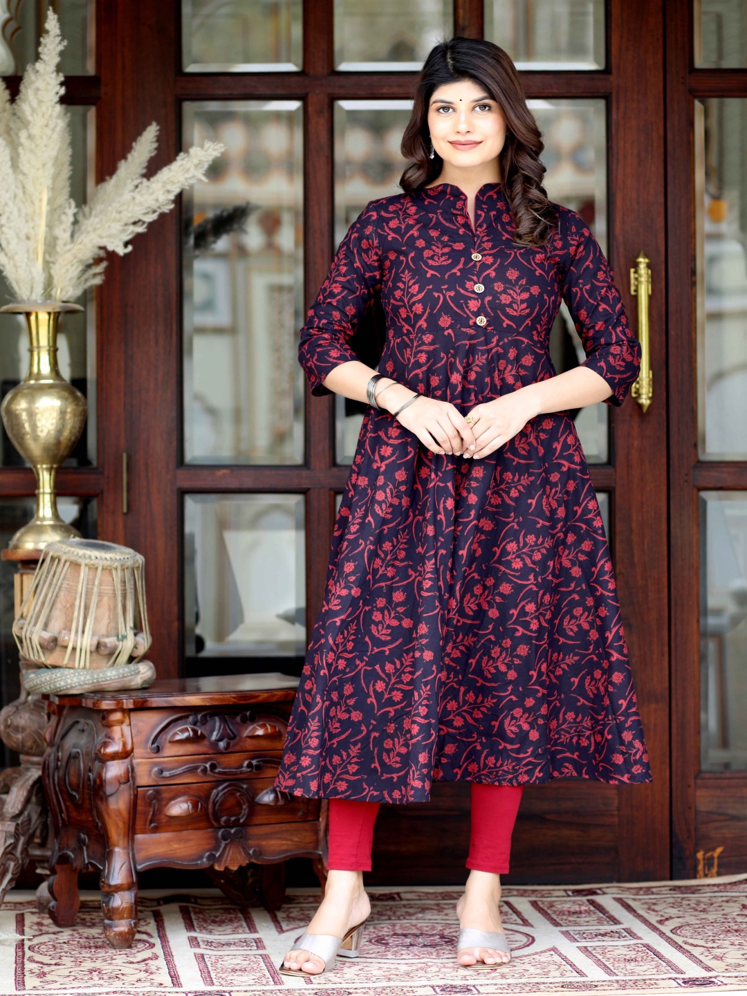 

Doriyaan Floral Printed Notch Neck Pure Cotton Anarkali Kurta, Navy blue